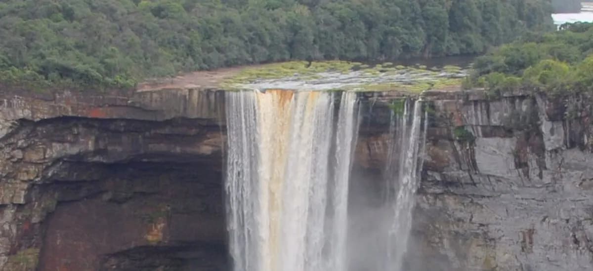 Гайана: Kaieteur Falls is a high-volume waterfall on the Potaro River in central Guyana.