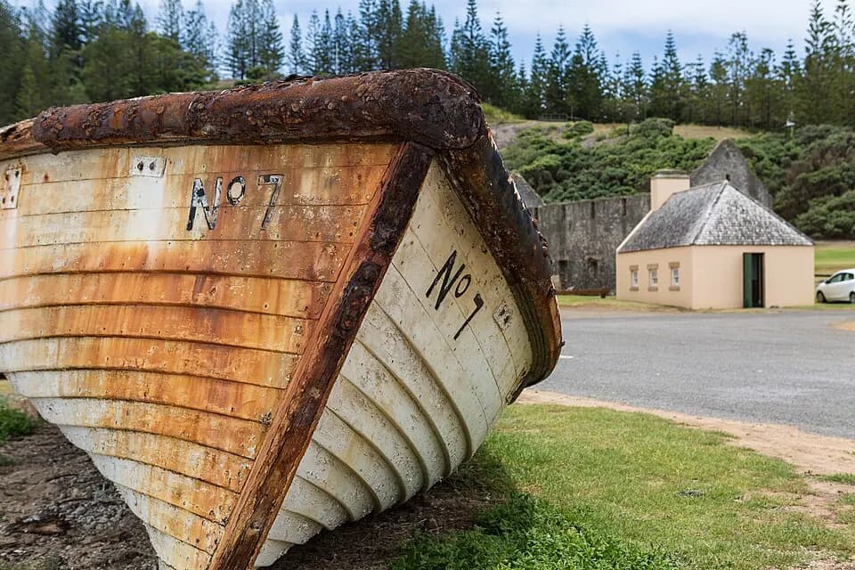 Остров Норфолк: An old boat on Norfolk Island, Australia