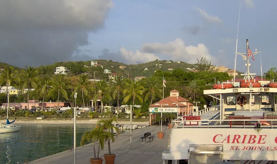 Виргинские острова США: Landing pier on Saint John in foreground, town of Cruz Bay on Saint John, U.S. Virgin Islands in background.