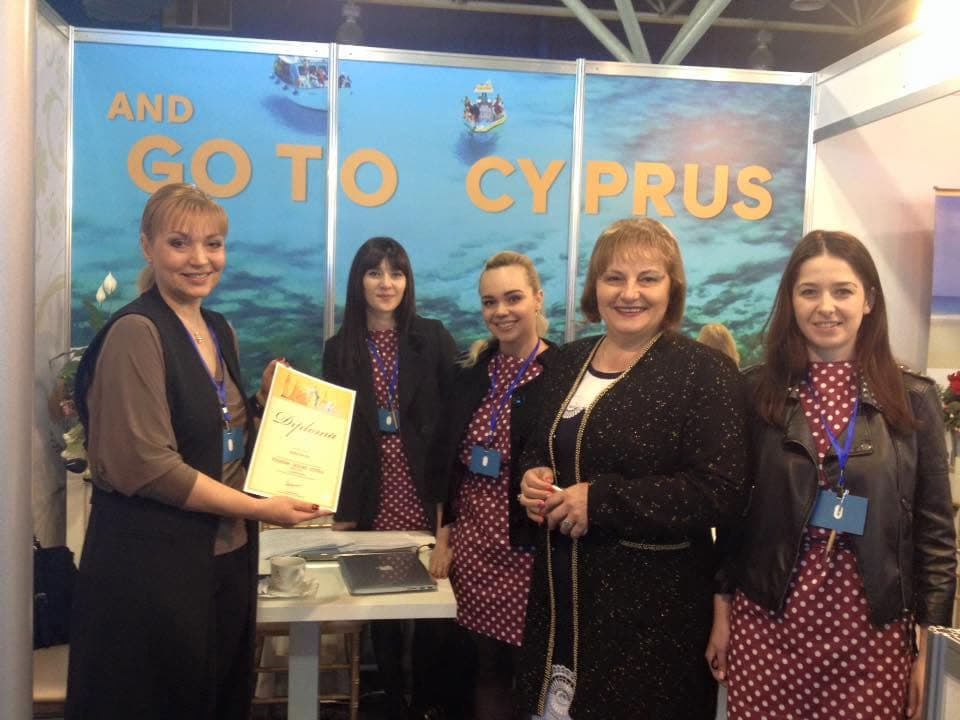 Echipa cu o diplomă la standul „Go to Cyprus” de la expoziția de turism.