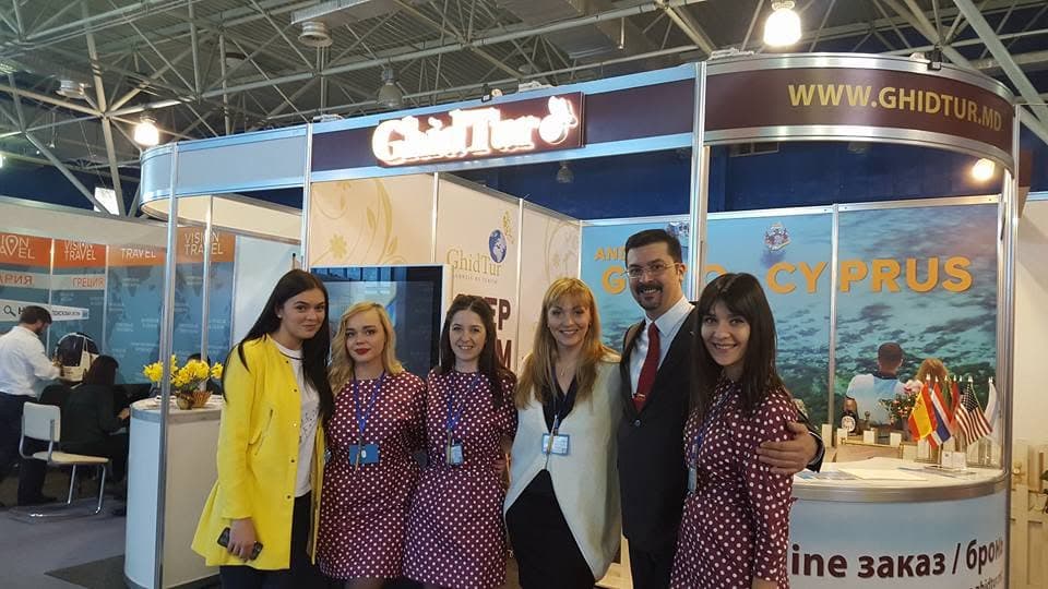 Echipa la standul GhidTur de la expoziția de turism.