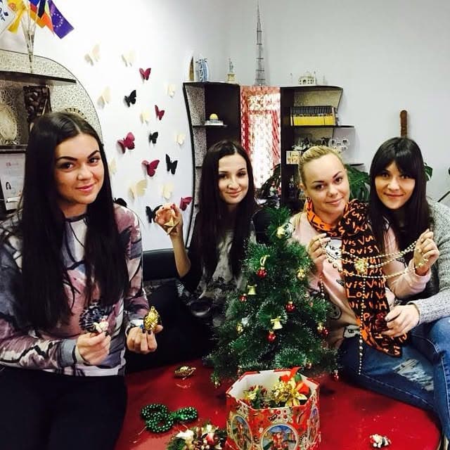 Pregătiri de sărbători la birou: echipa împodobește bradul.