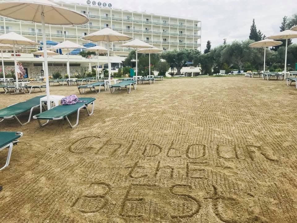 „Ghidtur the best” — un mesaj pe nisip, în fața unui hotel.