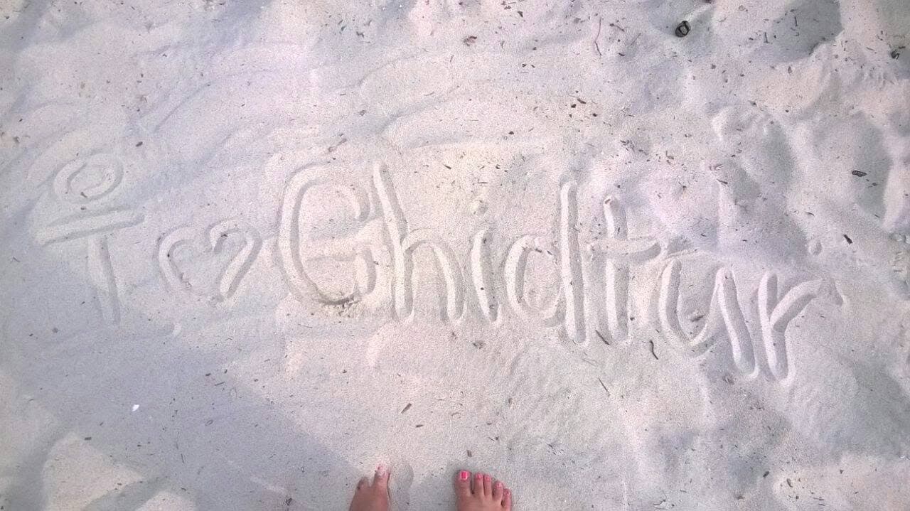 „I love GhidTur” scris pe nisipul alb.