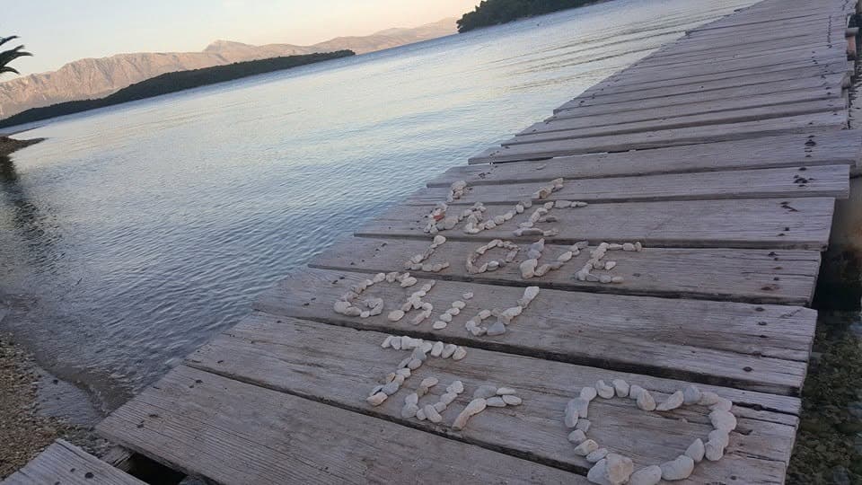 „We love GhidTur” din scoici, pe un ponton de lemn.