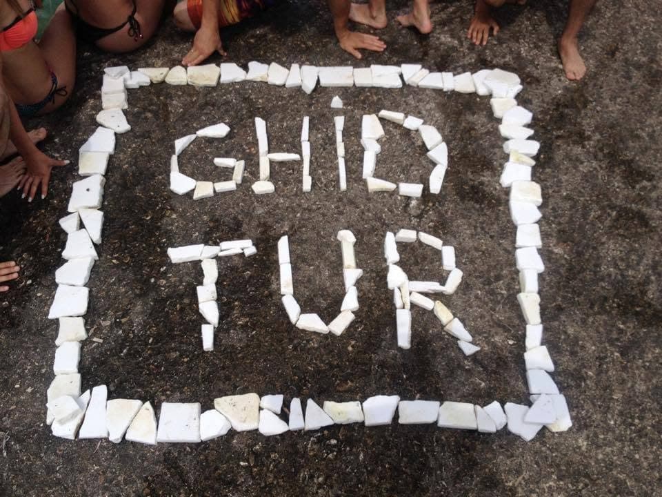 GhidTur scris din pietre albe.